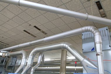 Fabrikada paslanmaz çelik boru, fotoğrafa yakın çekim.