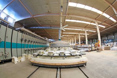 Luannan - 31 Mayıs 2015 'te seramik şirketinde Sintering atölye üretim hattı görüntüsü, Luannan County, Hebei, Çin