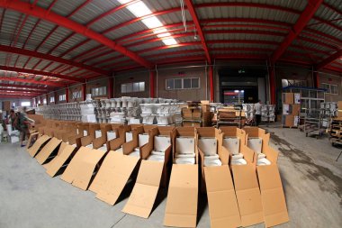 Luannan - 31 Mayıs 2015 'te seramik ürün ambalaj atölyesinde işçiler, Luannan County, Hebei, Çin