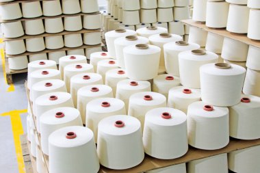 Pamuk yumağı üst üste yığılmış, fotoğrafa yakın.