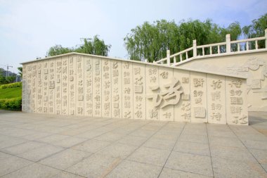 Parkta taş oymacılığı işe yarıyor.