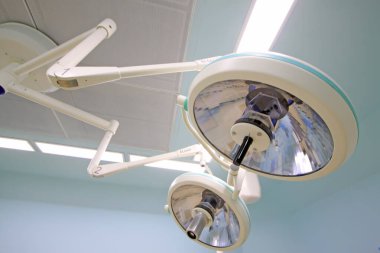 Ameliyathane ışıkları, fotoğrafa yakın çekim.