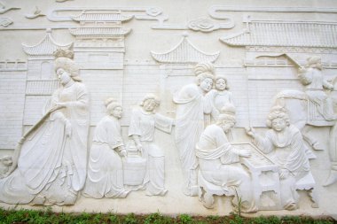 Parkta taş oymacılığı işe yarıyor.