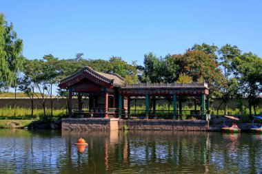 Cennetin Altındaki İlk Geçiş manzarası, Chin.