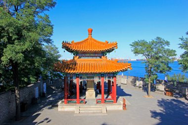 Eski Çin pavyonu arazi kaplaması inşa ediyor