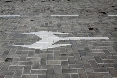 Etiketlenecek nokta, asfalt yolda trafik işaretleri