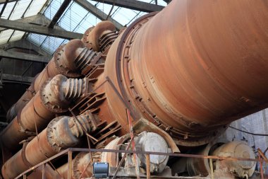 Boş çimento fabrikası fırın makineleri, fotoğrafa yakın çekim.