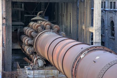 Boş çimento fabrikası fırın makineleri, fotoğrafa yakın çekim.