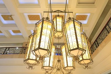 Alışveriş merkezindeki şık lambalar.