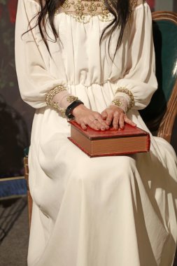 Beyaz kadın ve kitap.