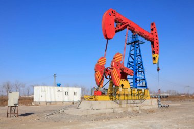 Petrol sahasında mavi gökyüzünün altında pompalama ünitesi