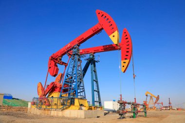 Vahşi doğada mavi gökyüzünün altında pompalama ünitesi