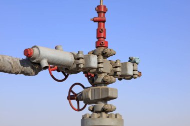 Petrol boru hattı ve ekipman mavi gökyüzünün altında, yakın çekim