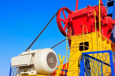 Petrol sahasında mavi gökyüzü altında motor pompalama