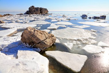 Kışın deniz buzu manzarası, fotoğrafa yakın.