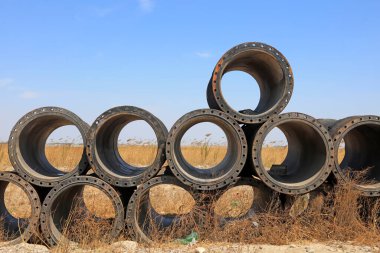 Deniz kıyısında kauçuk kauçuk tarama yeri