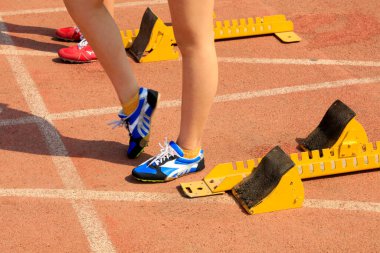 atletlerin bacakları ve başlangıç bloğu