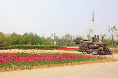 Tren heykelleri ve laleler