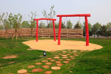 Parkta tahta salıncak