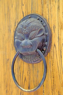 Sarı bakır canavar kapı tokmağı.