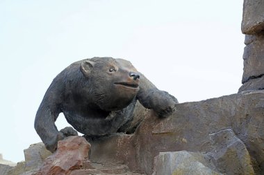 Hayvanat bahçesindeki kahverengi ayı heykeli