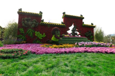 Parkta yeşil bitki heykeli