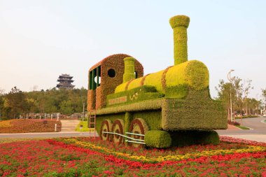 Eşitlikte lokomotifler için yeşil heykeller