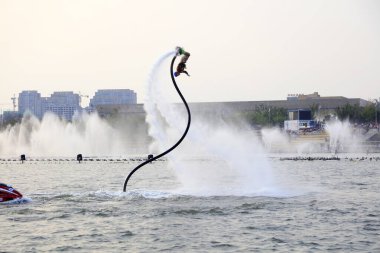 Su dublörleri eşit düzeyde.