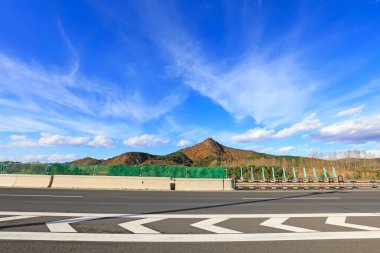 Blue sk 'in altındaki otoyol.