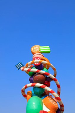 Mavi Gökyüzü Arkaplanındaki Şekerleme Heykeli