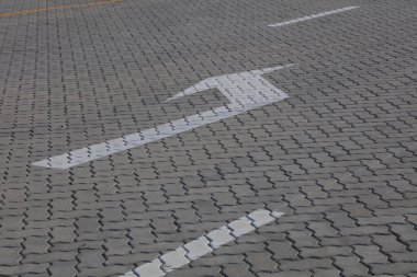 Yol işaretleri yerde.