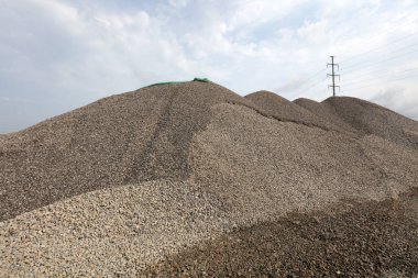 İnşaat alanında bir taş deposu.