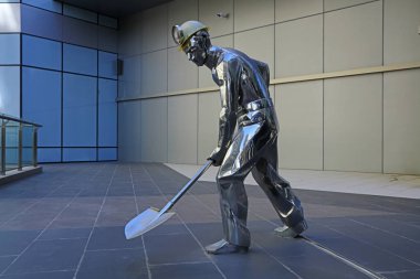 Madenci heykelleri eşit düzeyde.