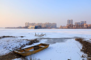 Tahta kayıklar ve binalar