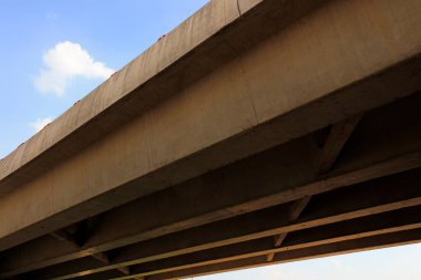 Yüksek hızlı demiryolu köprüsünün alt görüntüsü