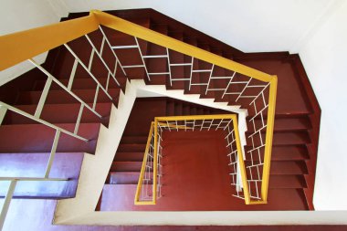 BEIJING - 17 HAZİRAN: 17 Ocakta Tangshan binasındaki merdivenlerden aşağı inen manzara, 17 Ocak 2014, Pekin, Çin.