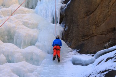 QINGLONG - 18 Ocak 2014 'te, QingLong, Hebei Eyaleti, Çin' de buz dağcılığı meraklıları halat kullanarak donmuş bir şelaleye tırmandılar..