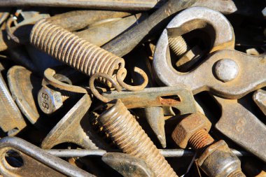 Kirli ve kırık aletler bir kutuda, fotoğrafa yakın çekim