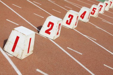 Plastik pistteki ahşap pist numarası. 