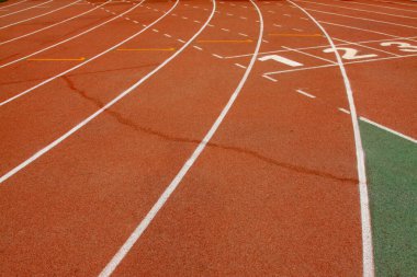 Spor zemin kırmızı plastik pist bir ortaokul