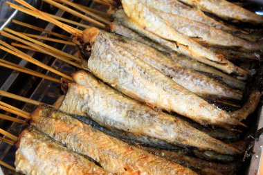 Paslanmaz çelik bir tabakta kızarmış Walleye Pollack.