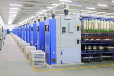 LUANNAN COUNTY - 15 Nisan 2014 'te fabrikada taranmış pamuk makineleri üretim hattı, Luannan County, Hebei Eyaleti, Çin.