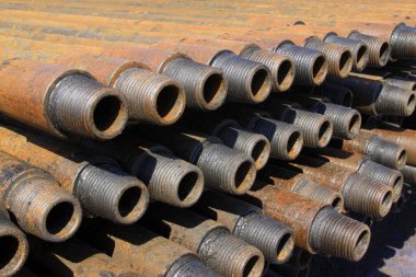 Oksitlenme paslanması petrol boru hattıyla dolu, fotoğrafa yakın.