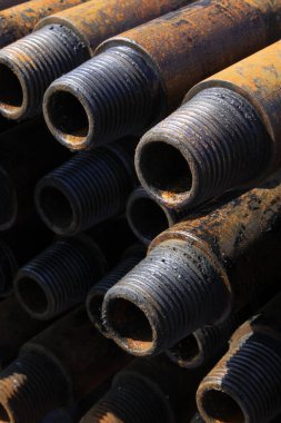 Oksitlenme paslanması petrol boru hattıyla dolu, fotoğrafa yakın.