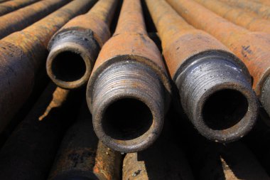 Oksitlenme paslanması petrol boru hattıyla dolu, fotoğrafa yakın.