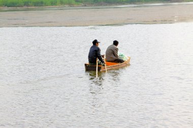 LUANNAN - 13 Mayıs 2014 'te nehirde balık tutan adam, Luannan Bölgesi, Hebei Bölgesi, Çin.
