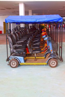 Manzaralı yerde pil arabası, fotoğrafa yakın çekim.