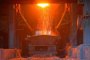 TANGSHAN - 18 Haziran: Demir ve çelik kooperatifin içine çelik döken dönüştürücü, 18 Haziran 2014, Tangshan şehri, Hebei Eyaleti, Chin