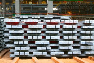 Çelik fabrikasında sıcak ingot, yakın çekim