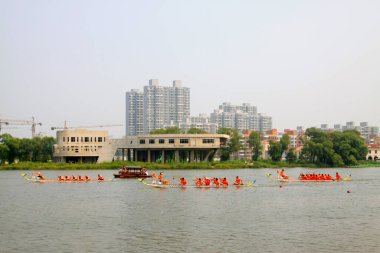 LUANNAN COUNTY - 8 AĞUSTOS: 8 Ağustos 2014 'te nehirde ejderha bot yarışı sahnesi, Luannan County, Hebei Eyaleti, Çin